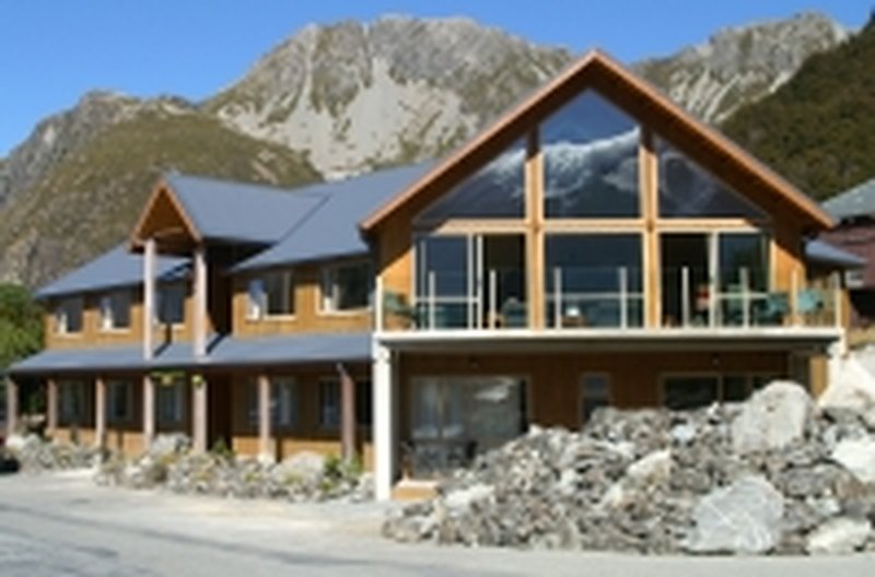 Brochure_Size_Pic_of_Lodge_760445C1-1125-AA4F-714A86E66DD74CE5.jpg