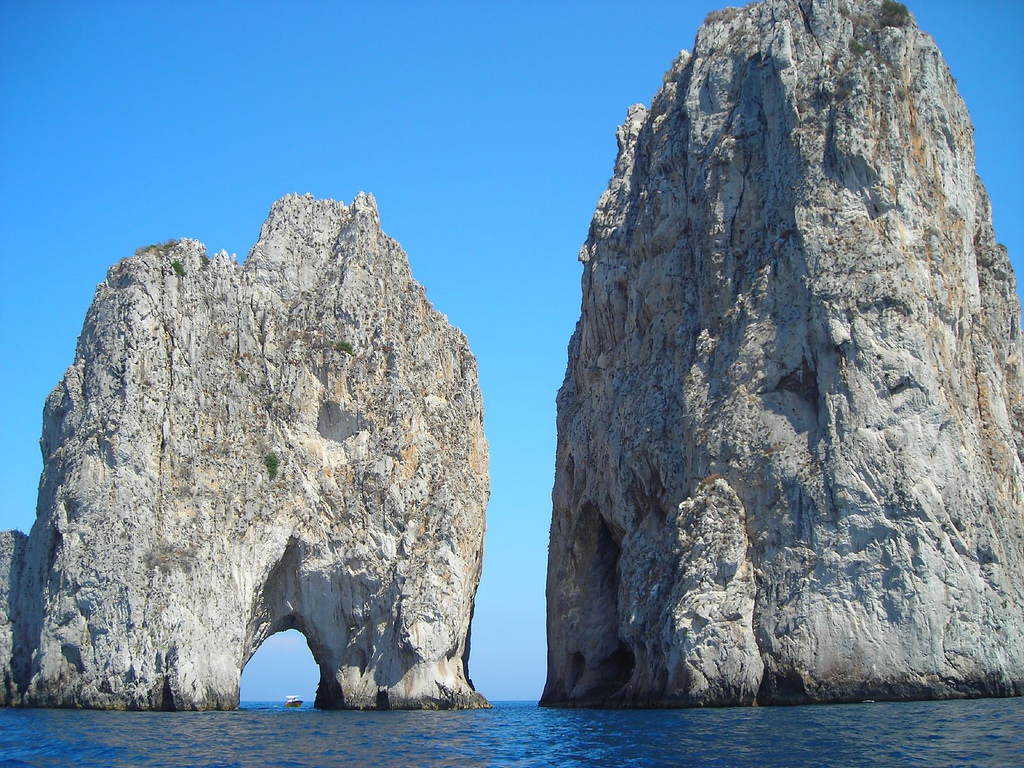 Faraglioni_-_Capri.jpg