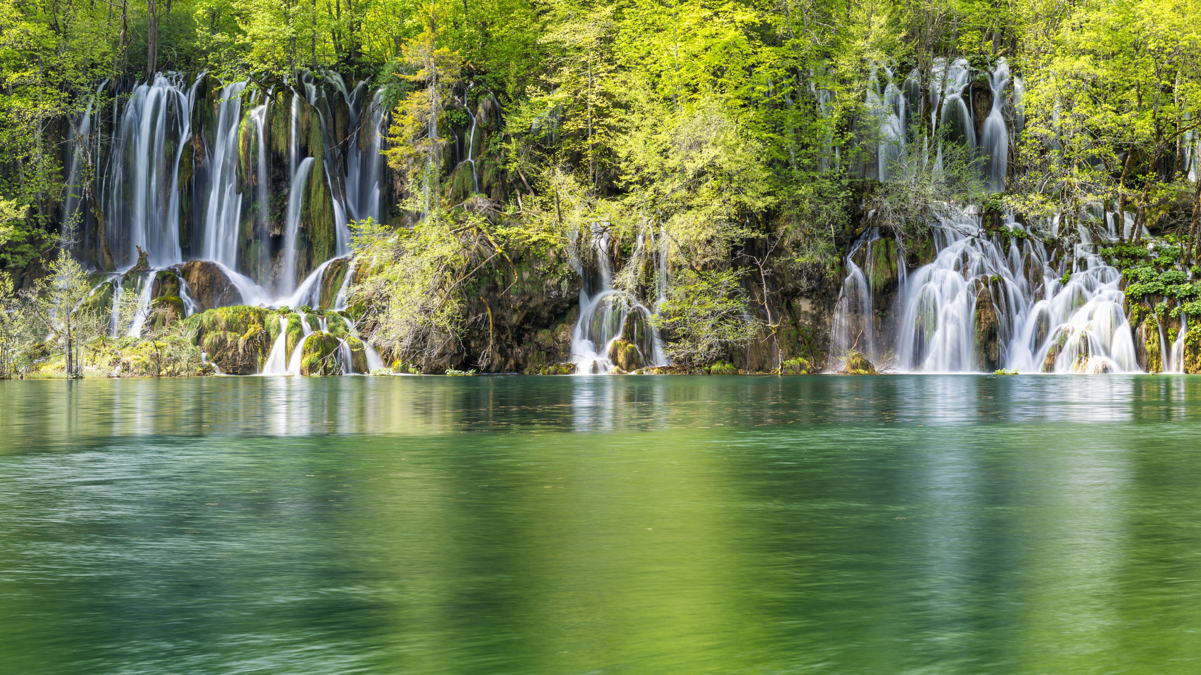 Озера водопад лес